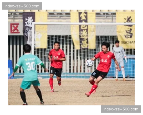 终场哨响，提前降级的阿雅克肖球员泪洒草坪