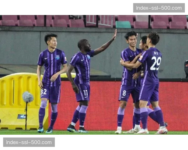 终场特写：失利后，天津津门虎主帅仍与队员复盘最后时刻的防守失误