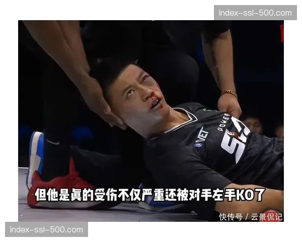 场边医生在第六回合后紧急检查茨尤眉骨开裂伤势，比赛一度濒临终止